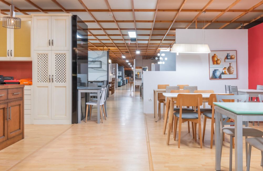 Exposición de muebles en tienda
